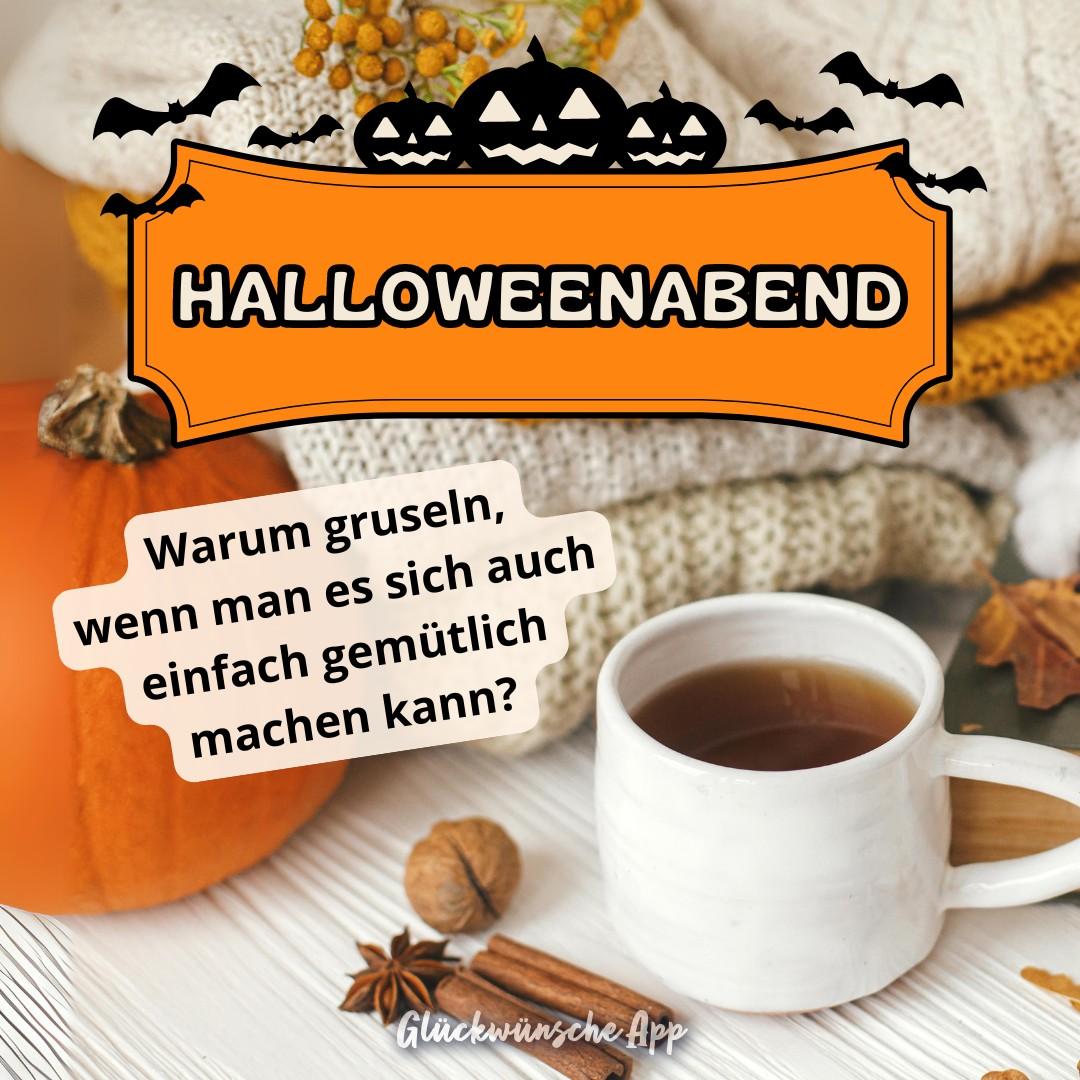 Ein gemütliches Halloween-Motiv mit einer Tasse Tee, einem Kürbis und gestrickten Decken im Hintergrund. Der Text auf dem Bild lautet: "Warum gruseln, wenn man es sich auch einfach gemütlich machen kann?"